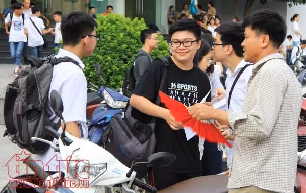 Phụ huynh vất vả cùng các thi sinh thi vào trường chuyên hot nhất Hà Nội ảnh 9