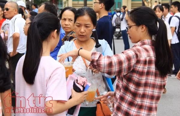 Phụ huynh vất vả cùng các thi sinh thi vào trường chuyên hot nhất Hà Nội ảnh 14