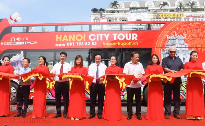 Xe buýt hai tầng mui trần ngày đầu lăn bánh, bắt mắt với vẻ ngoài nổi bật ảnh 19