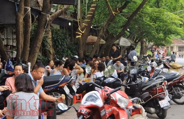 Phụ huynh vất vả cùng các thi sinh thi vào trường chuyên hot nhất Hà Nội ảnh 4