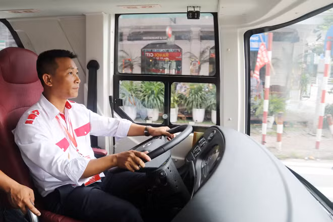 Xe buýt hai tầng mui trần ngày đầu lăn bánh, bắt mắt với vẻ ngoài nổi bật ảnh 10