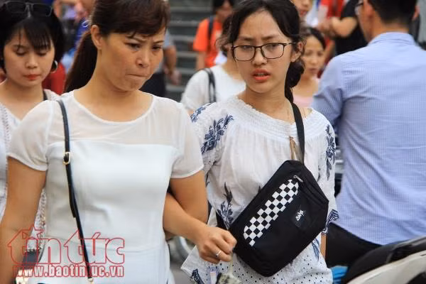 Phụ huynh vất vả cùng các thi sinh thi vào trường chuyên hot nhất Hà Nội ảnh 11