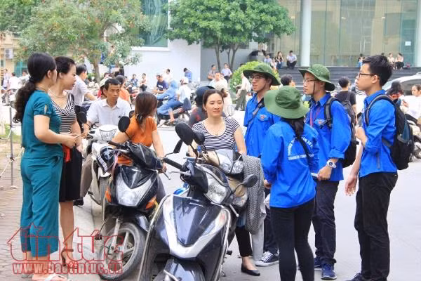 Phụ huynh vất vả cùng các thi sinh thi vào trường chuyên hot nhất Hà Nội ảnh 5