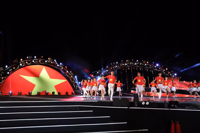 Khán giả trẻ hào hứng với những màn trình diễn flashmob mở màn trong các đêm pháo hoa Đà Nẵng ảnh 2