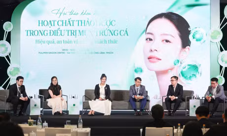 Kết hợp thảo dược và hoạt chất khoa học trong chăm sóc da mụn
