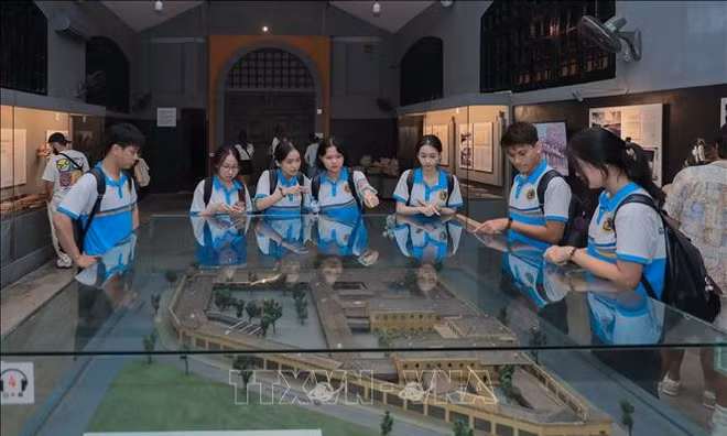 Di tích Nhà tù Hỏa Lò hút khách trong và ngoài nước 
