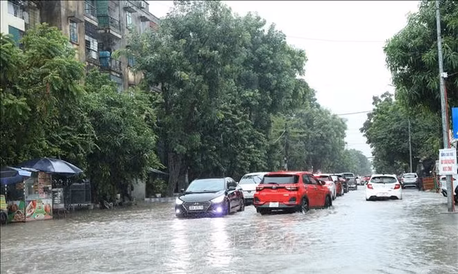 Thanh Hóa: Nhiều tuyến phố, khu dân cư trung tâm ngập sâu do mưa lớn