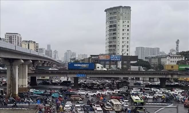 Nhiều tuyến đường tại Hà Nội bị ùn ứ kéo dài