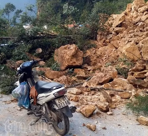 Sạt núi gây tắc quốc lộ 4D, đoạn Lai Châu sang Lào Cai ảnh 1