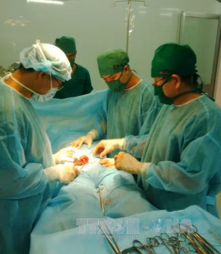 Cắt bỏ thành công hai khối u tinh hoàn nặng 250 gram ảnh 1