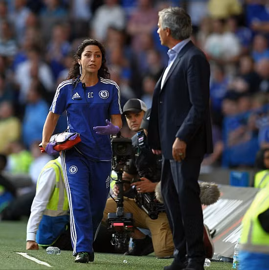 HLV Mourinho bị chỉ trích về cách đối xử với nữ bác sỹ của Chelsea ảnh 2