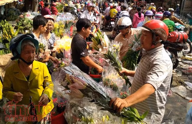 Sáng 30 Tết, hoa tươi đổ bỏ chất thành đống ở chợ hoa TP Hồ Chí Minh ảnh 11