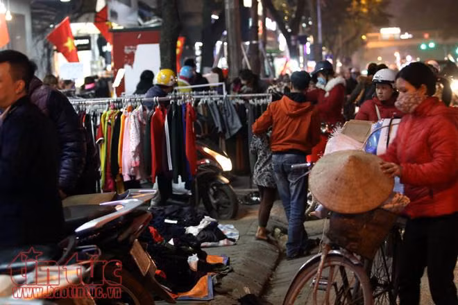 Cận Tết Nguyên đán, người dân Hà Nội chật vật đi lại vì ùn tắc ảnh 13