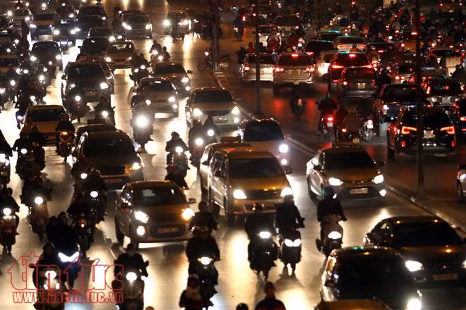Cận Tết Nguyên đán, người dân Hà Nội chật vật đi lại vì ùn tắc ảnh 10