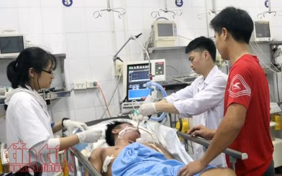 Bệnh viện Việt Đức trong 2 ngày Tết tiếp nhận 199 trường hợp tai nạn giao thông ảnh 2