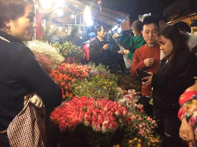 Chợ hoa Quảng Bá, Hà Nội họp xuyên đêm những ngày cận Tết ảnh 2