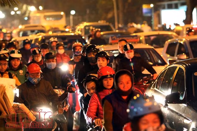 Cận Tết Nguyên đán, người dân Hà Nội chật vật đi lại vì ùn tắc ảnh 9