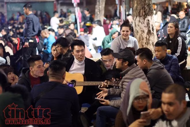 Người dân Hà Nội đổ ra đường chào đón khoảnh khắc Giao thừa ảnh 5