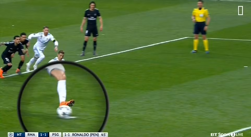 Sút penalty như sút volley, bàn gỡ trên chấm phạt đền của Ronaldo bị cho là phạm luật ảnh 4
