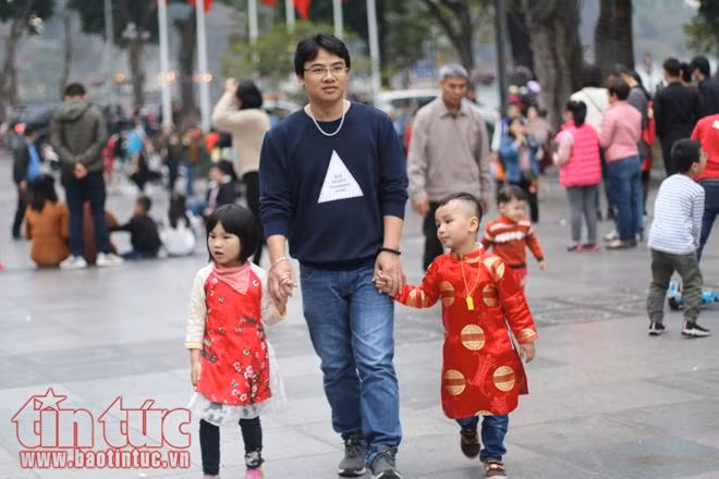 Trẻ nhỏ Hà Nội xúng xính áo dài chơi Tết ảnh 11