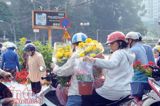 Chiều tối 30 Tết, giá hoa 'rẻ như cho', nhiều chủ hàng đập bỏ ảnh 5