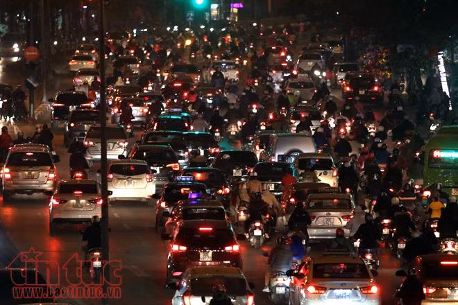 Cận Tết Nguyên đán, người dân Hà Nội chật vật đi lại vì ùn tắc ảnh 11