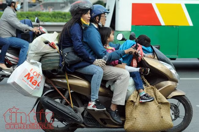 Người dân 'rồng rắn' về quê ăn Tết, giao thông cửa ngõ TP Hồ Chí Minh ùn ứ ảnh 4