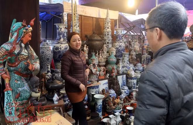 Độc đáo phiên chợ đồ cổ duy nhất trong năm ở Hà Nội ảnh 1