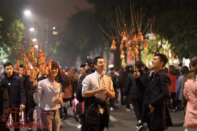 Người dân Hà Nội đổ ra đường chào đón khoảnh khắc Giao thừa ảnh 13