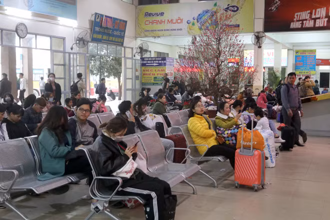 Xe máy ùn ùn về quê ăn Tết sau ngày làm việc cuối năm ảnh 12