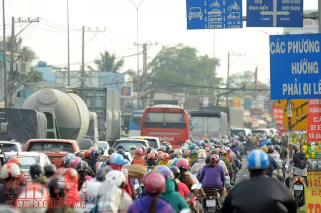 Người dân 'rồng rắn' về quê ăn Tết, giao thông cửa ngõ TP Hồ Chí Minh ùn ứ ảnh 3