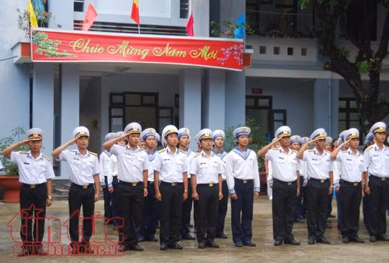Nghiêm trang Lễ chào cờ sáng Mùng 1 Tết trên đảo Sinh Tồn ảnh 2