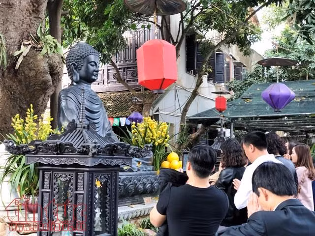 Đầu xuân, đền chùa Hà Nội đông đúc người đi lễ ảnh 8