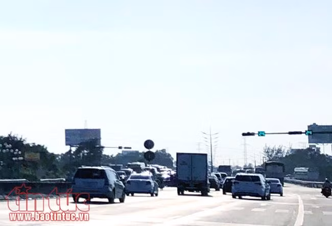Người dân bắt đầu trở lại TP Hồ Chí Minh sau kỳ nghỉ Tết Nguyên đán ảnh 7