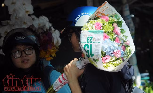 Tất bật chợ đầu mối hoa Tết những ngày cận Tết ảnh 12
