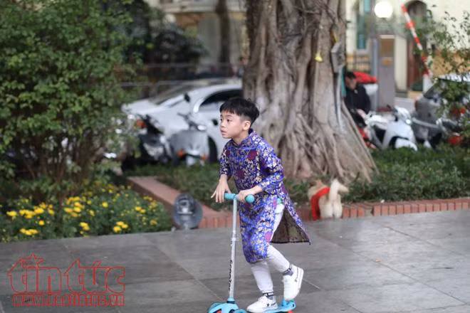 Trẻ nhỏ Hà Nội xúng xính áo dài chơi Tết ảnh 12
