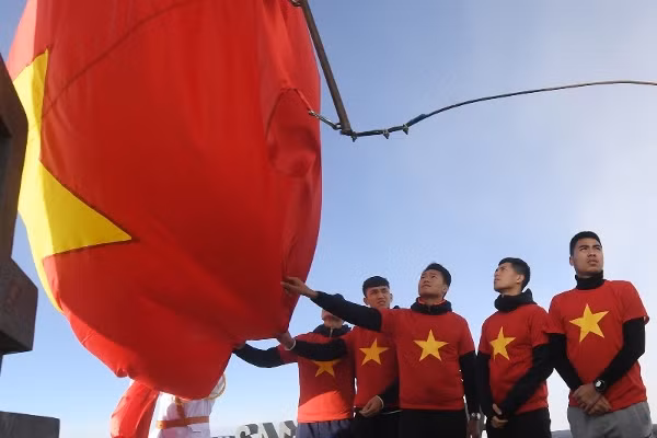 Thủ môn Bùi Tiến Dũng của U23 Việt Nam bắt bóng trên đỉnh Fansipan ảnh 2