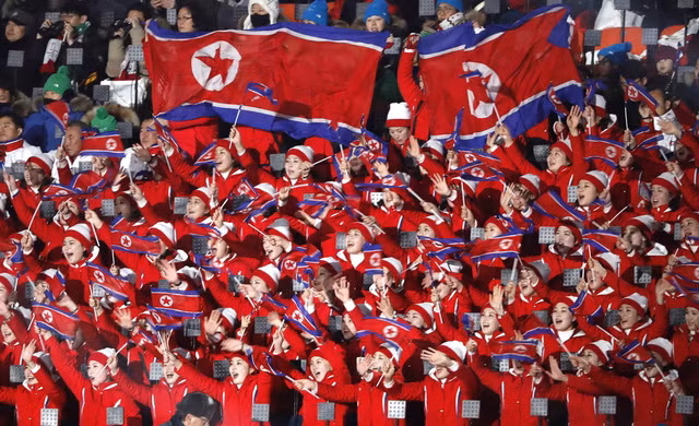 Đội cổ vũ Triều Tiên rạng rỡ 'tiếp lửa' tại lễ khai mạc Olympic ảnh 8