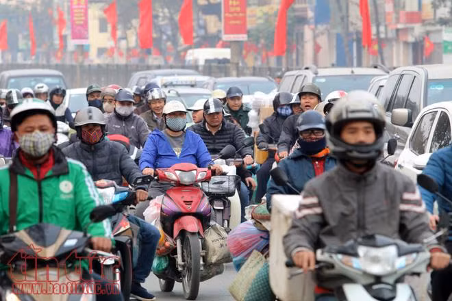 Xe máy ùn ùn về quê ăn Tết sau ngày làm việc cuối năm ảnh 5