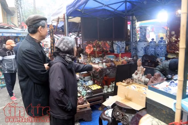 Độc đáo phiên chợ đồ cổ duy nhất trong năm ở Hà Nội ảnh 2
