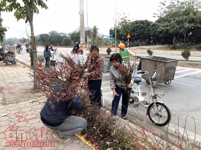 Chiều 30 Tết: Người Hà Nội thảnh thơi sắm sửa đón năm mới ảnh 5