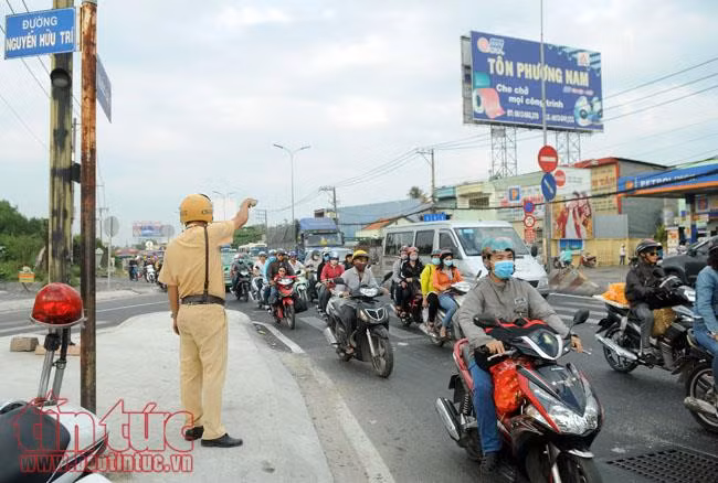 Người dân 'rồng rắn' về quê ăn Tết, giao thông cửa ngõ TP Hồ Chí Minh ùn ứ ảnh 11