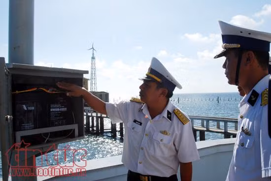 Hoàn thành việc bảo dưỡng hệ thống năng lượng sạch trên quần đảo Trường Sa ảnh 5