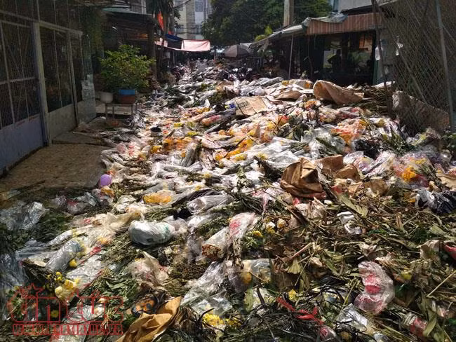 Sáng 30 Tết, hoa tươi đổ bỏ chất thành đống ở chợ hoa TP Hồ Chí Minh ảnh 2