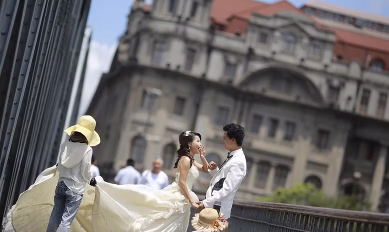 Bùng nổ dịch vụ thuê ‘cô dâu chú rể’ cho người độc thân trong Tết Nguyên đán ảnh 1