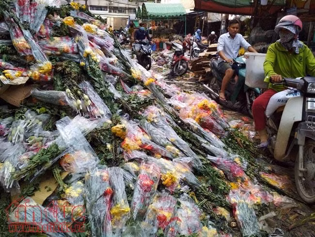 Sáng 30 Tết, hoa tươi đổ bỏ chất thành đống ở chợ hoa TP Hồ Chí Minh ảnh 5