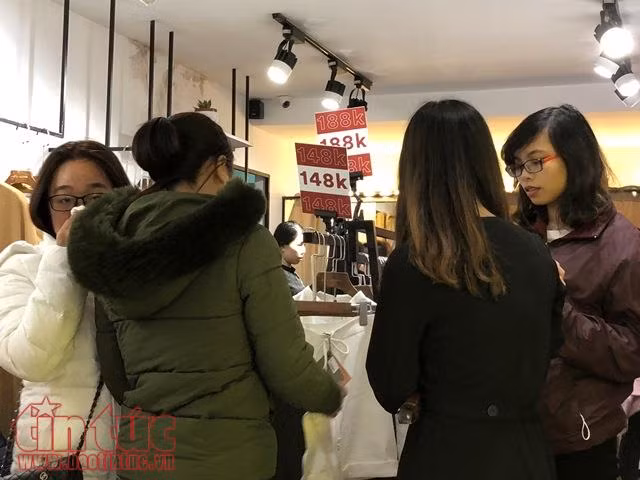 Cuối năm chen chúc mua quần áo giảm giá diện Tết ảnh 3