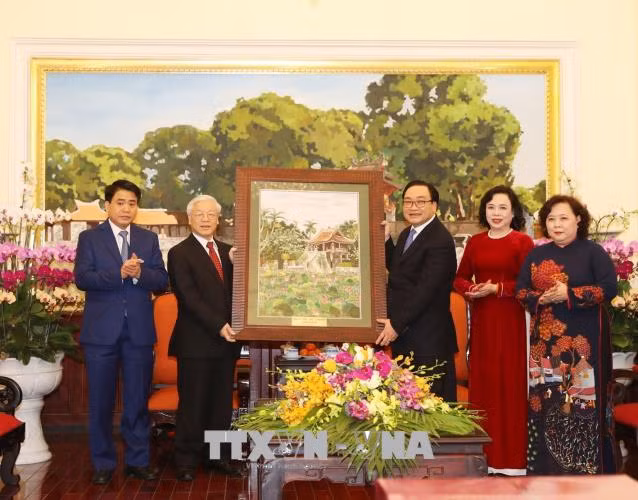 Tổng Bí thư Nguyễn Phú Trọng chung vui cùng người dân Hà Nội chào đón Giao thừa ảnh 2