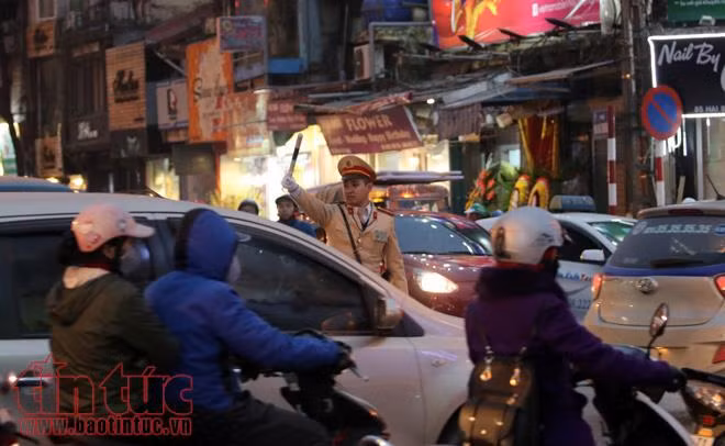Cận Tết Nguyên đán, người dân Hà Nội chật vật đi lại vì ùn tắc ảnh 7