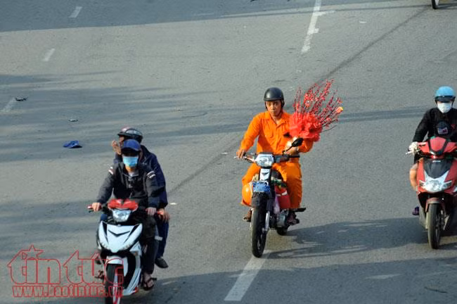Người dân 'rồng rắn' về quê ăn Tết, giao thông cửa ngõ TP Hồ Chí Minh ùn ứ ảnh 6